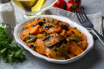 Mixed vegetable fries with sour sauce, also known as appetizers from Turkish cuisine. Turkish name; Karisik eksili kizartma patates, patlican, biber.