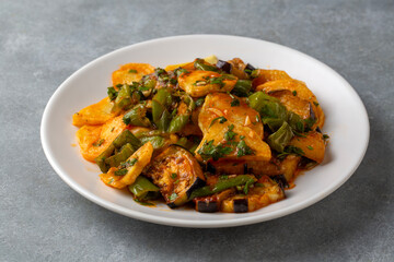 Mixed vegetable fries with sour sauce, also known as appetizers from Turkish cuisine. Turkish name; Karisik eksili kizartma patates, patlican, biber.