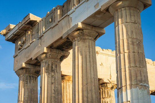 Detalles de columnas, dinteles y capiteles en el Parten&oacute;n, Acr&oacute;polis griega en Atenas. Arquitectura y construcci&oacute;n.