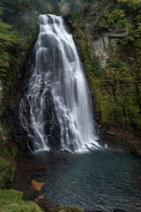  しぶきを上げる美しい番所大滝　乗鞍高原