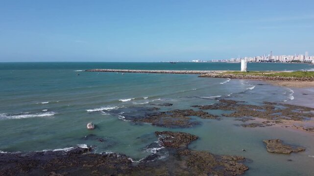 Imagens a&eacute;reas captadas por drone da Praia do Pocinho, uma praia pouco conhecida no litoral leste de Fortaleza, Cear&aacute;.