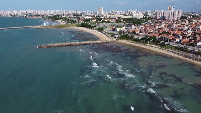 Imagens a&eacute;reas captadas por drone da Praia do Pocinho, uma praia pouco conhecida no litoral leste de Fortaleza, Cear&aacute;.