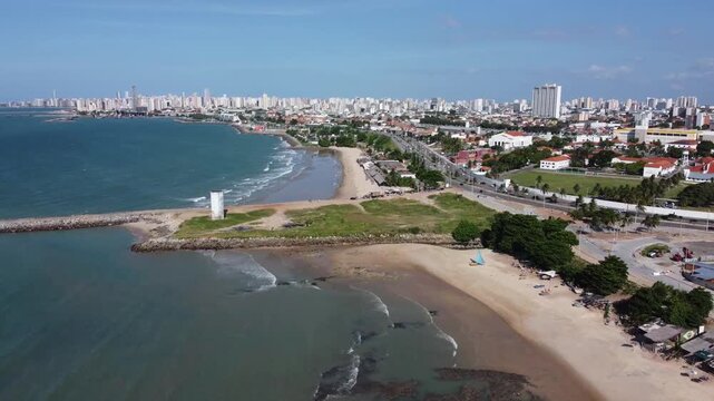 Imagens a&eacute;reas captadas por drone da Praia do Pocinho, uma praia pouco conhecida no litoral leste de Fortaleza, Cear&aacute;.