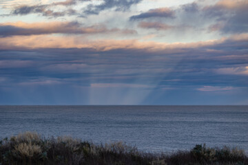 Obraz premium A winter sunset on the Cantabrian coast of Galicia, watching gannets and clouds...!
