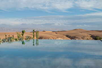 Une piscine au milieu du désert au Maroc