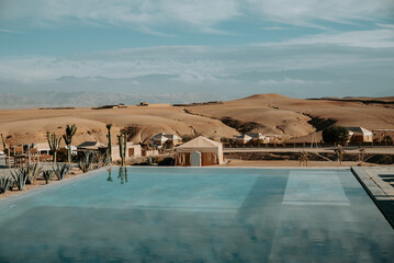 Une piscine au milieu du désert au Maroc