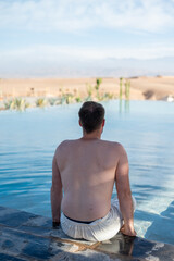 Une personne dans une piscine dans le désert au Maroc