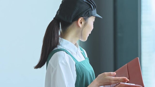 女性スタッフがカフェなどで注文を受けているシーン