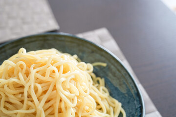 シンプルな中華麺の美しい盛り付け