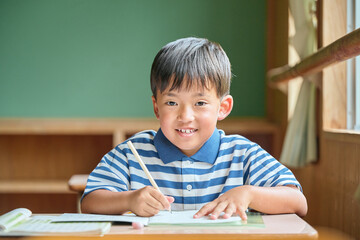 学校で勉強をする小学生の男の子
