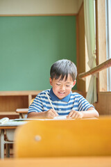 学校で勉強をする小学生の男の子
