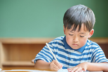 学校で勉強をする小学生の男の子
