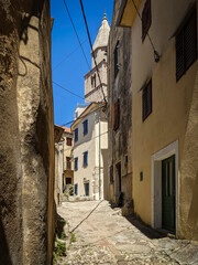 Obraz premium Narrow street with many wires above in an old town