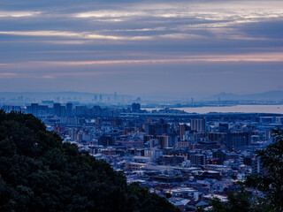 神戸市の夜明け　東灘区岡本の高台から神戸市街地と大阪湾を隔てて大阪の市街地まで見渡す