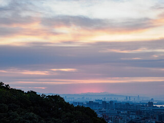 神戸市の夜明け　東灘区岡本の高台から神戸市街地と大阪湾を隔てて大阪の市街地まで見渡す