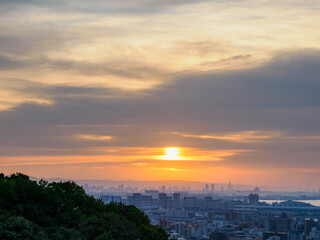神戸市の夜明け　東灘区岡本の高台から神戸市街地と大阪湾を隔てて大阪の市街地まで見渡す