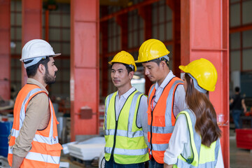 The foreman in the factory reprimanded the workers who made mistakes in the factory.