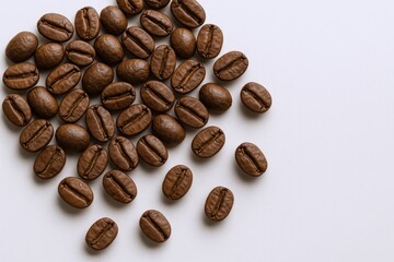 Obraz premium Roasted Coffee Beans Pile Isolated on White Background, Aromatic Still Life for Food and Drink Concepts