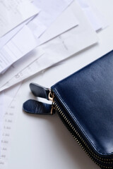 Take out a stack of payment receipts from the wallet