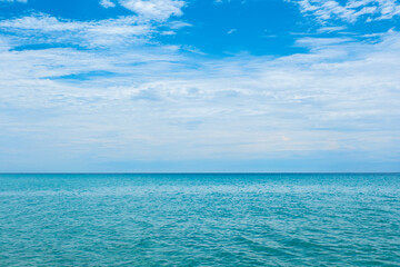 Obraz premium Nature of the ocean and blue sky Summer with sunshine, sandy beaches, clear blue waters sparkling against the blue sky. on an island with good ecology and environment Background for summer vacation