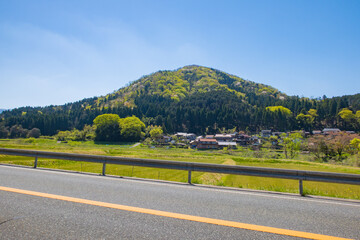 日本の田舎の道と山と田んぼの里山の風景