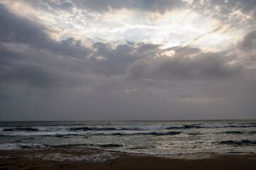 Soir d'orage au bord de l'océan en Namibie
