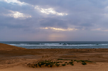 Coucher de soleil au bord de l'océan atlantique en Namibie