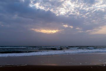 Coucher de soleil au bord de l'océan atlantique en Namibie