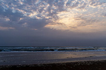 Coucher de soleil au bord de l'océan atlantique