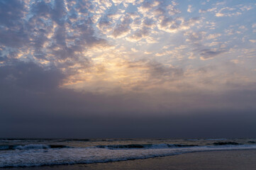 Coucher de soleil au bord de l'océan atlantique en Namibie