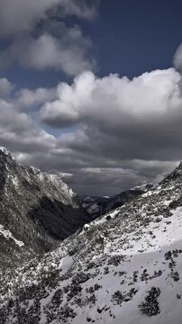 Atmosferyczne widoki z szczytu g&oacute;r na zaśnieżoną krainę g&oacute;r i sniegu