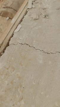 Vertical Screen: Cracks are visible on the concrete as it dries during the house construction process. This shows the importance of monitoring concrete curing conditions.