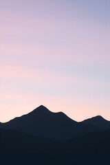 Obraz premium Minimalist Mountain Silhouette with Dreamy Pastel Sky Wallpaper