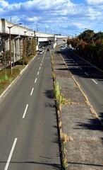 高架線沿いの幹線道路と中央分離帯 / Urban Arterial Road beside Elevated Railway...