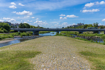 日本の京都にある、さまざまなアニメの聖地となっている、鴨川デルタの風景