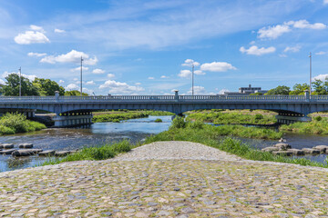 日本の京都にある、さまざまなアニメの聖地となっている、鴨川デルタの風景