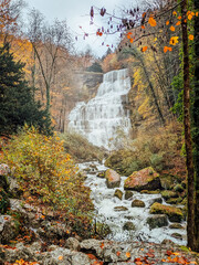 Chute d'eau du H&eacute;risson dans le Jura. Cascade de l'&Eacute;ventail. For&ecirc;t en automne. Torrent d'eau fra&icirc;che. Randonn&eacute;e dans les bois.
