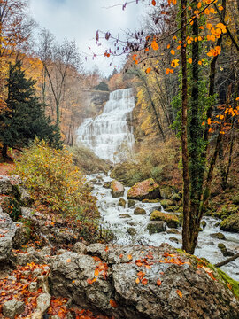 Chute d'eau du H&eacute;risson dans le Jura. Cascade de l'&Eacute;ventail. For&ecirc;t en automne. Torrent d'eau fra&icirc;che. Randonn&eacute;e dans les bois.
