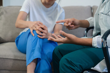 Obraz premium doctor explains knee osteoarthritis and arthroplasty treatment after x-ray.