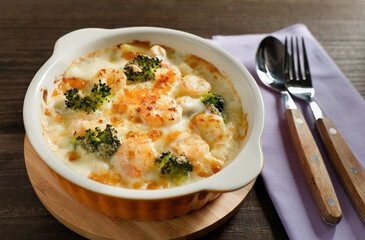 エビとブロッコリーのマカロニグラタン