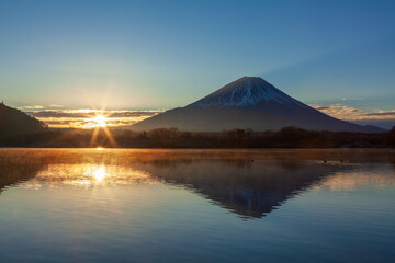 日の出の風景　山梨県富士河口湖町精進湖にて