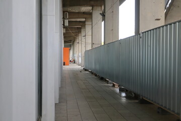 Obraz premium Long Modern Covered Walkway Corridor with Linear Perspective View