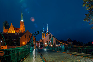 Obraz premium View of the Church of the Holy Cross and Wrocław Cathedral at night, Poland.