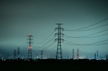 夜の無機質な鉄塔
