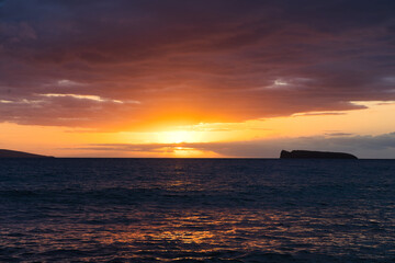 Romantischer Sonnenuntergang am Chang’s Beach, Oahu, Hawaii