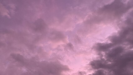 Obraz premium Dramatic purple sky with clouds for backgrounds and conceptual uses