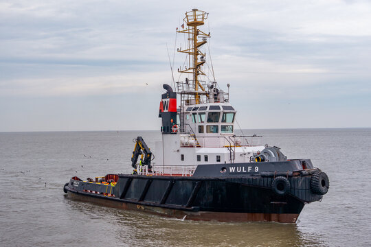 CUXHAVEN, DEUTSCHLAND &ndash; 20.10.2020: Der Schlepper WULF 9 auf der ELBE