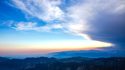 Obraz premium Sunset over the mountains in Turkey with dramatic cloud formations