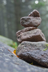 pyramide de pierres en montagne, montage zen et méditation en extérieur