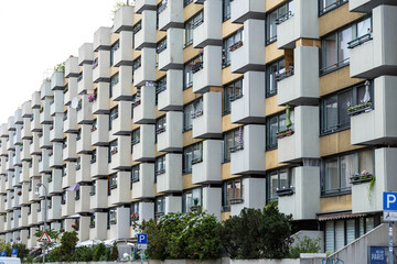 Wohnungsanlage mit identen Balkonen